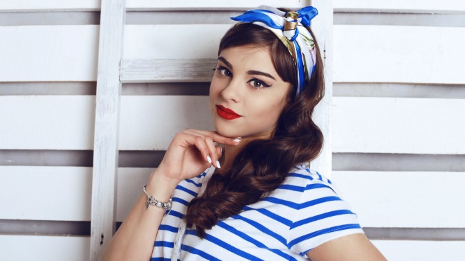 Going for that modern pinup look? Try relaxed curls and a vintage scarf