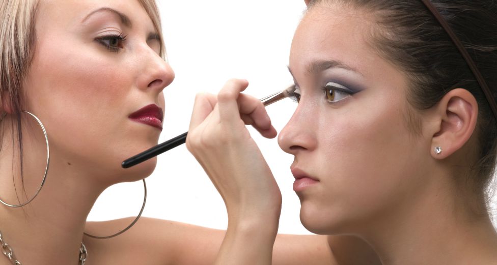 How to Find Makeup Artistry Jobs