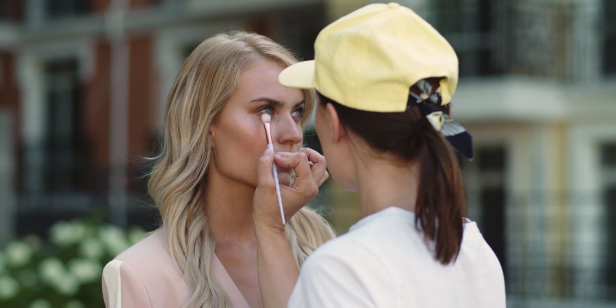 Hiring a makeup artist in-post Image 3