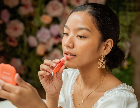 Everyday lip makeup application using a tinted gloss