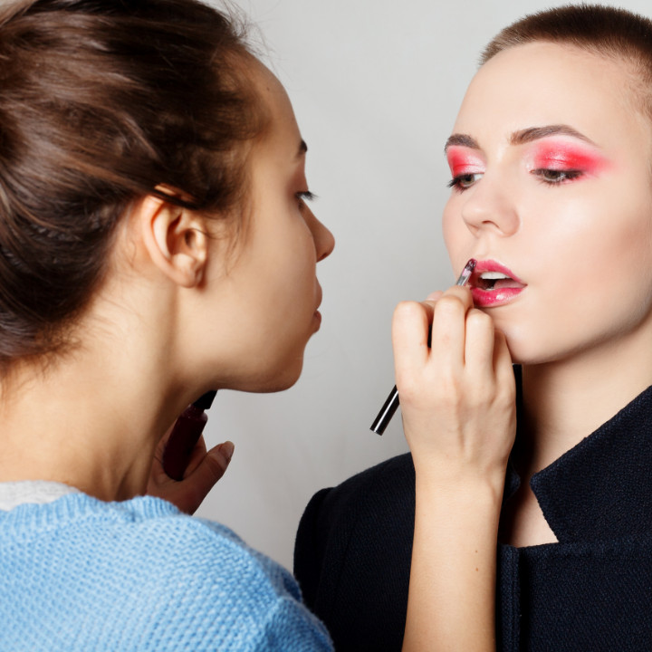 Makeup artist with good client communication