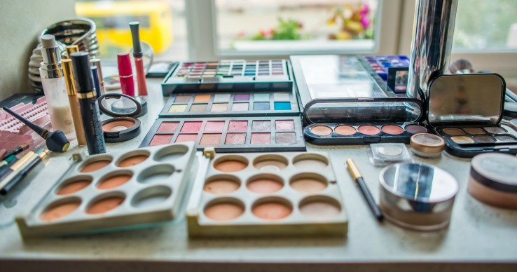 Makeup Blog Professional Makeup Aritst Studio Table to hold professional makeup