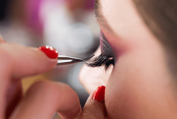 applying individual fake lashes for freelance makeup artistry