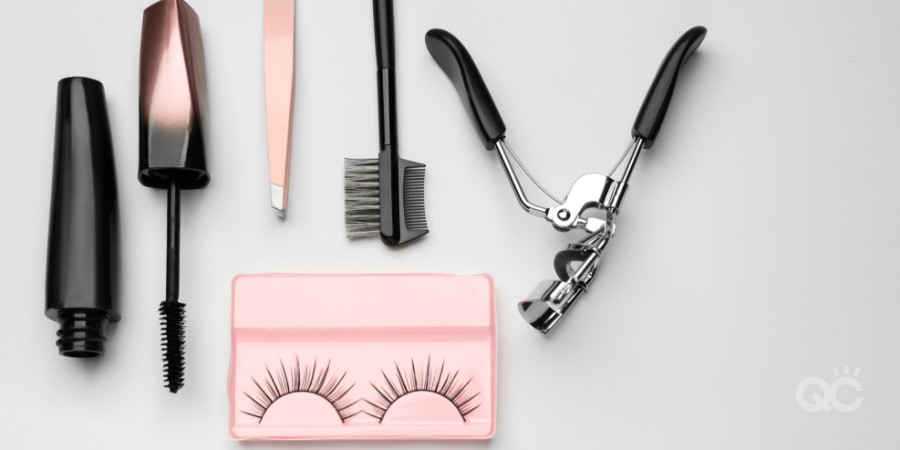 eyelash curler in makeup kit