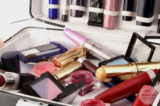 Organize your professional makeup kit