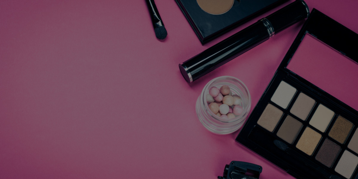 Love Makeup? Master Your Cat Eye with Online Makeup Training!