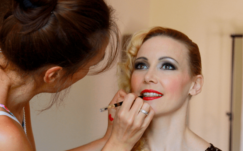 makeup classes online graduate Veronika Kelle applying makeup