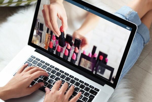 Online makeup classes article, May 27 2021, Feature Image